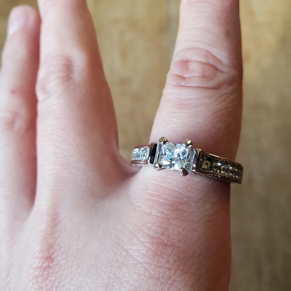 *RARE* Vintage Dainty Engagement Ring - Picture 9 of 15